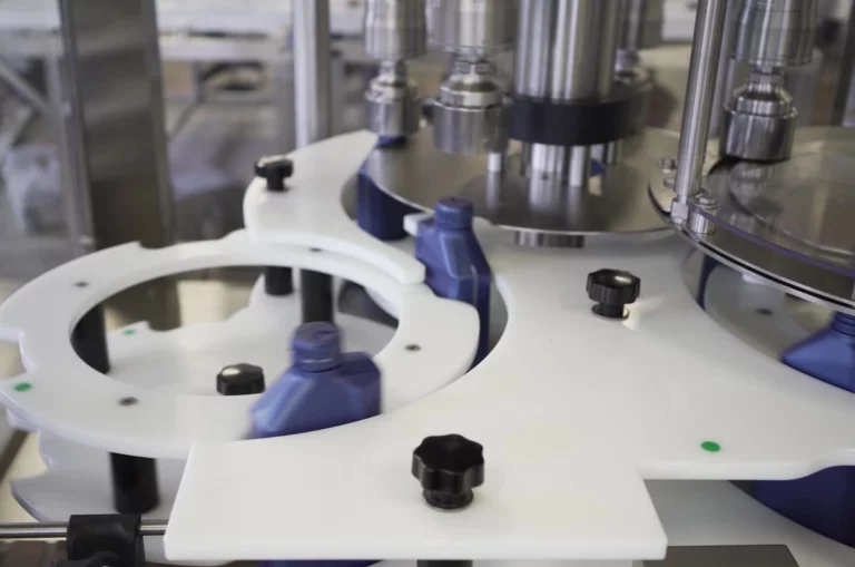 Mehrköpfige Rundlaufverschliessmaschine CAPLINE ROT MULTI-HEAD