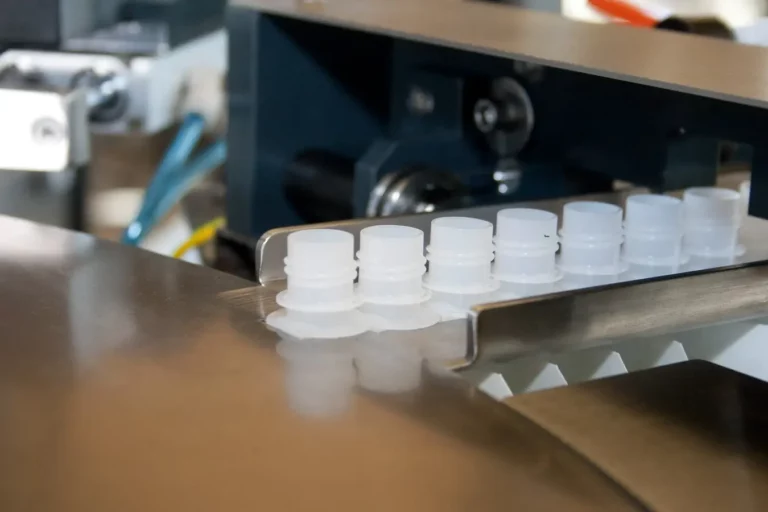 Monoblock machine POUCHLINE für das Befüllen und Verschleißen von vorgefertigten Standbeuteln und Doypack-Beuteln