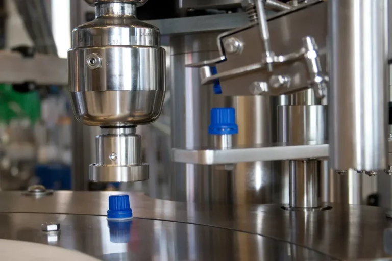 Monoblock machine POUCHLINE für das Befüllen und Verschleißen von vorgefertigten Standbeuteln und Doypack-Beuteln