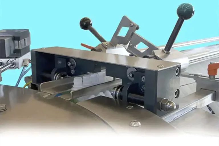 Monoblock machine POUCHLINE für das Befüllen und Verschleißen von vorgefertigten Standbeuteln und Doypack-Beuteln