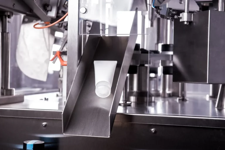 Vollautomatischer Tubenfüller zum abfüllen und Verschließen von Kunststoff-, Laminat- und Metalltuben mit einer Leistung bis zu 40 Tuben pro Minute