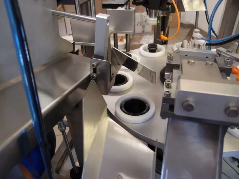 Vollautomatische Tubenfüllmaschine Typ UP 252 zum abfüllen und Verschließen von Kunststoff-, Laminat- und Metalltuben